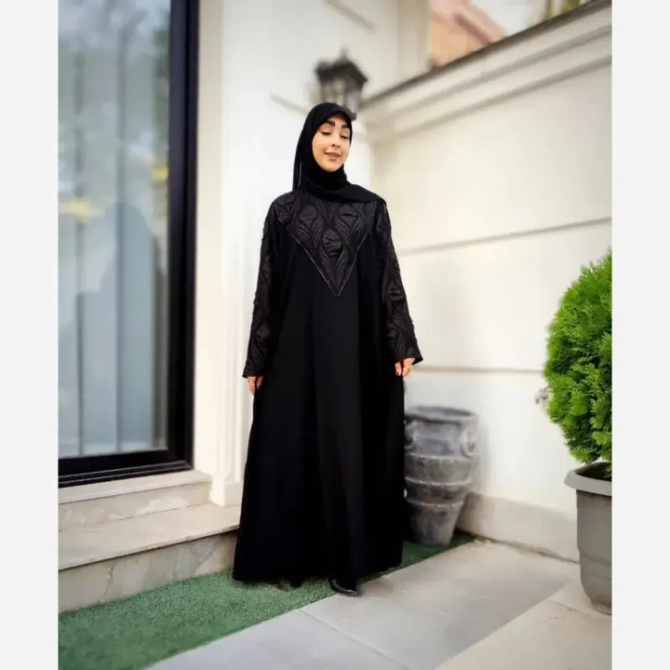 مانتو عبایی مشکی طرح آلاله جنس کرپ الیزه و آستین ژاکارد سایز بزرگ